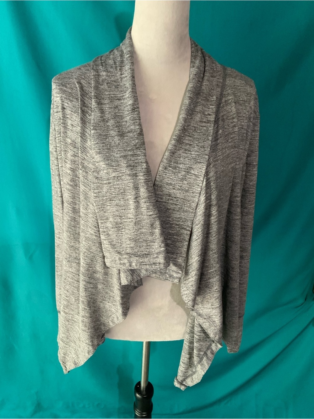 NIKE DRI-FIT, LIGHTWEIGHT YOGA DRAPED OPEN-FRONT WATERFALL CARDIGAN HEATHER GRAY